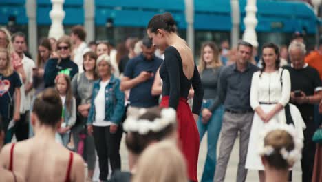 Bailarines-De-Ballet-Con-Trajes-Negros-Y-Rojos-Actuando-Frente-A-Una-Audiencia-En-El-Cest-De-Zagreb-Es-El-Mejor-Festival-Callejero