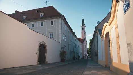 Charmante-Straßenansicht-In-Varaždin,-Kroatien-Mit-Historischen-Gebäuden