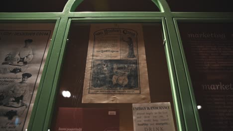 Vintage-Werbung-Für-Kakao-Von-Van-Houten-In-Einer-Grün-Gerahmten-Vitrine-Im-Schokoladenmuseum-Von-Zagreb