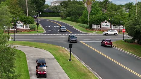 Carros-De-Golf-Circulando-En-La-Comunidad-De-Jubilados-De-Los-Pueblos-De-Florida.