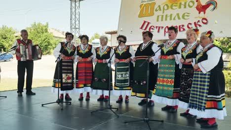 Bulgarische-Damenvolkschorgruppe-Singt-Bei-Open-Air-Festival-Mit-Akkordeon