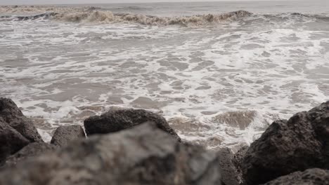 POV-Aufnahme-Aus-Der-Nähe-Zu-Sehen,-Wo-Die-Wellen-Vom-Wasser-Das-Ufer-Erreichen-Und-Das-Wasser