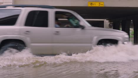 Establecimiento-De-Una-Toma-De-Las-Aguas-De-La-Inundación-En-El-Paso-Subterráneo-De-La-I-10-Oeste-En-Houston,-Texas.