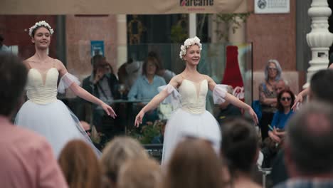 Bailarines-De-Ballet-Con-Trajes-Blancos-Actuando-Frente-A-Una-Audiencia-En-El-Cest-De-Zagreb-Es-El-Mejor-Festival-Callejero