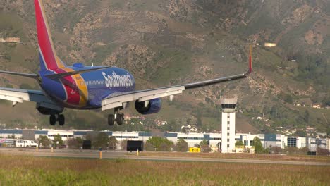 Flugzeug-Landet-Auf-Der-Landebahn-