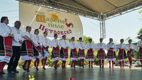 Baile-Folclórico-Búlgaro-Coloridos-Trajes-Tradicionales-Evento-Festival-De-Verano-Al-Aire-Libre