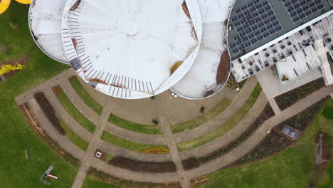 Vista-Aérea-Del-Parque-Acuático-Veekeskus-Con-Paneles-Solares-En-El-Techo-En-Pärnu