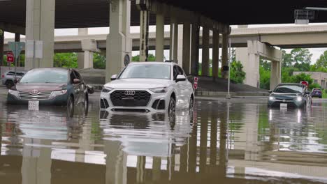 Coches-Varados-En-Las-Aguas-De-La-Inundación-Después-De-Que-El-Huracán-Beryl-Azotara-Houston,-Texas,-En-Julio.