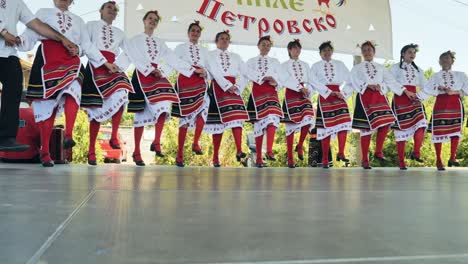 Bulgarische-Volkstanzgruppe-Tritt-Auf-Der-Bühne-Beim-Hühnerfestival-Im-Freien-Auf