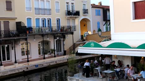 Kellnerin-Eines-Französischen-Restaurants-Serviert-Den-Leuten-Abendessen-Und-Essen-Am-Kanal-Von-Port-Grimaud