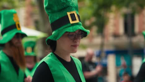 Artistas-Vestidos-Con-Trajes-Y-Sombreros-Verdes,-Parecidos-A-Duendes,-En-El-Festival-Callejero-Cest-De-Zagreb-Es-El-Mejor