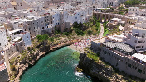 Vista-Por-Drones-De-La-Playa-Lama-Monachile-En-Polignano-A-Mare,-Italia