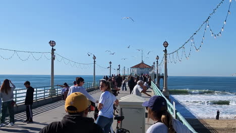 Menschen-Besichtigen-Den-Strand-Am-Dock,-Spaziergang-In-Manhattan-Beach,-Kalifornien