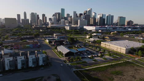 Vista-Aérea-Del-Centro-De-Houston-Desde-El-Lado-Este,-Tarde-Soleada-En-Texas,-Estados-Unidos