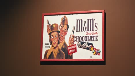 Anuncio-De-Chocolate-Con-Temática-Militar-De-M-And-M-Vintage-Exhibido-En-El-Museo-Del-Chocolate-De-Zagreb