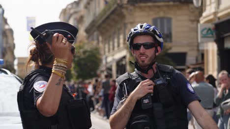 Zeitlupenaufnahme-Einer-Polizei,-Die-Beim-Olympischen-Fackellauf-In-Paris-Ihre-Funkgeräte-Benutzt