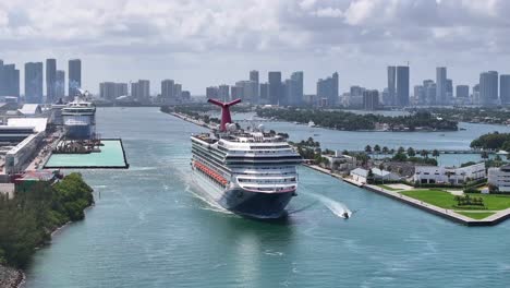 Kreuzfahrtschiff-Verlässt-Den-Hafen-Von-Miami-Mit-Der-Skyline-Der-Innenstadt-Von-Miami-In-Der-Ferne