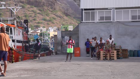 Gente-Local-Esperando-Trabajo-En-El-Puerto-De-La-Ciudad-De-Tarrafal,-Cabo-Verde,-Cámara-Lenta.