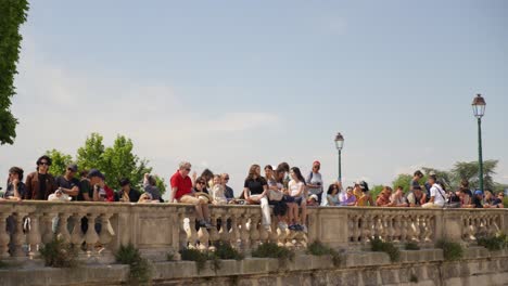 Toma-Panorámica-Lenta-De-Personas-Observando-El-Relevo-De-La-Antorcha-Olímpica-En-El-Arco-Del-Triunfo.