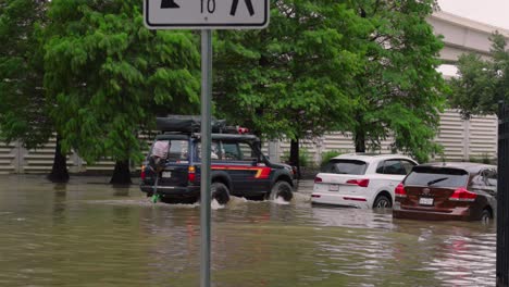 Coches-Varados-En-Las-Aguas-De-La-Inundación-Después-De-Que-El-Huracán-Beryl-Azotara-Houston,-Texas,-En-Julio.