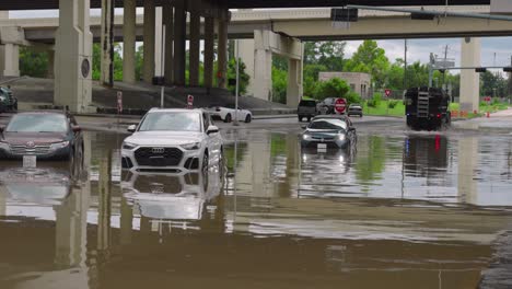 Coches-Varados-En-Las-Aguas-De-La-Inundación-Después-De-Que-El-Huracán-Beryl-Azotara-Houston,-Texas,-En-Julio.