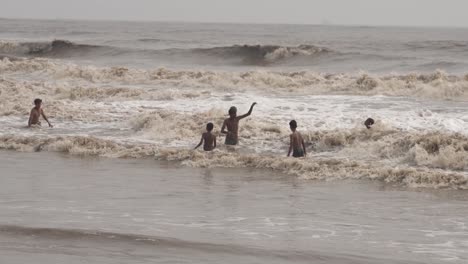 Demasiados-Hombres-Nadan-En-Aguas-Malas.