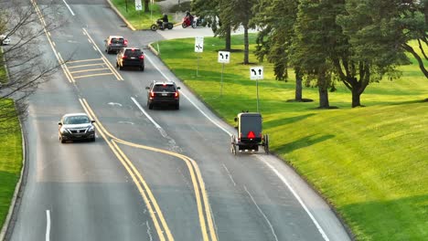 Amish-Pferd-Und-Buggy-Auf-Breiten-Straßen-In-Pennsylvania