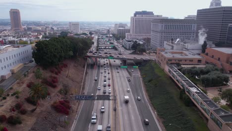 Toma-De-Drone-Del-Tráfico-De-La-Autopista-US-101-En-El-Centro-De-Los-Ángeles,-California,-EE.UU.,-Hollywood-Y-La-Autopista-Santa-Ana.