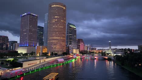 Tampa,-Florida,-Beleuchtete-Skyline-Der-Innenstadt-Und-Das-Flussufer-In-Der-Abenddämmerung