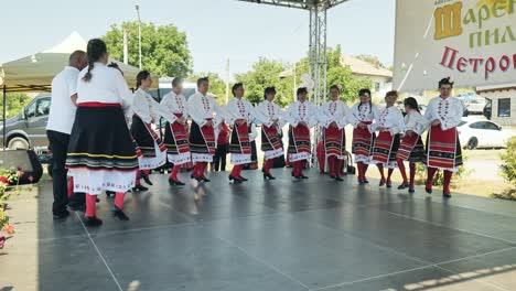 Bulgarische-Volkstanzgruppe-In-Kostümen-Beginnt-Mit-Der-Traditionellen-Tanzroutine-Beim-Sommerfestival