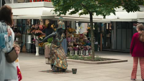 Un-Artista-Callejero-Vestido-Como-Una-Estatua-Entretiene-A-Los-Niños-Con-Globos-En-El-Cest-De-Zagreb-Es-El-Mejor-Festival-Callejero