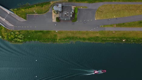 Foto-Superior-Del-Triatlón-En-Dorney-Lake,-Triatletas-En-Bicicleta-Y-Compitiendo-En-La-Pista.