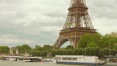 La-Torre-Eiffel-A-Orillas-Del-Río-Sena-Está-Decorada-Con-El-Logo-Olímpico.