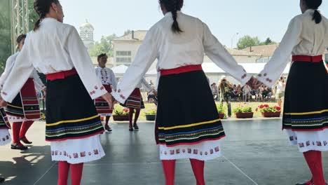 Grupo-De-Danza-Folclórica-Búlgara-Actúa-En-El-Festival-De-Verano,-Vista-Trasera-Del-Escenario