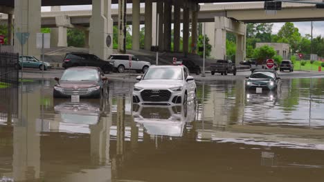 Coches-Varados-En-Las-Aguas-De-La-Inundación-Después-De-Que-El-Huracán-Beryl-Azotara-Houston,-Texas,-En-Julio.