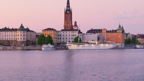 Die-Hochklappbare-Drohne-Enthüllt-Die-Ikonische-Riddarholmen-Kirche-An-Der-Skyline-Von-Gamla-Stan-In-Stockholm