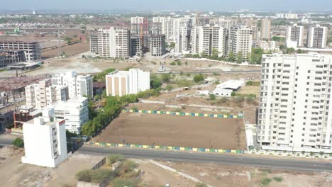 Cámara-De-Drones-Avanzando-Mostrando-Un-Gran-Campo-Con-Un-Sitio-De-Construcción-A-Punto-De-Comenzar