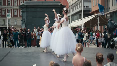 Balletttänzer-In-Weißen-Kostümen-Treten-Auf-Einer-Freilichtbühne-Vor-Publikum-Beim-Zagreber-Straßenfest-„Cest-Is-D&#39;best“-Auf