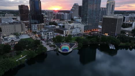 Quinto-Tercer-Banco-En-El-Lago-Eola-Del-Centro-De-Orlando-Durante-La-Puesta-De-Sol