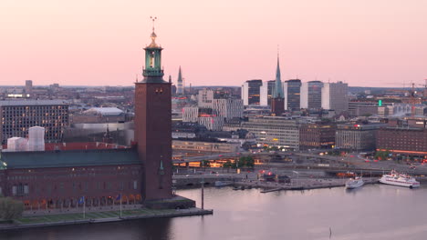 Vista-Aérea-De-Teleobjetivo-En-El-Crepúsculo-Del-Ayuntamiento-De-Estocolmo-En-La-Isla-De-Kungsholmen