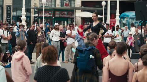 Bailarines-De-Ballet-Con-Trajes-Rojos-Y-Negros-Actuando-Frente-A-Una-Audiencia-En-El-Cest-De-Zagreb-Es-El-Mejor-Festival-Callejero