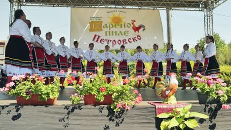 Lebhafte-Bulgarische-Traditionelle-Tänze,-Folkloregruppen,-Farbenfrohe-Kostüme,-Sommerfest