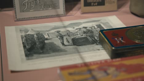 Latas-De-Chocolate-Antiguas-Con-Temática-Militar-E-Ilustraciones-Históricas-En-El-Museo-Del-Chocolate-De-Zagreb.