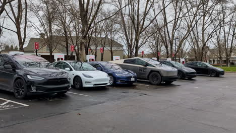 Una-Fila-De-Coches-Eléctricos-Tesla-Cargándose-En-Una-Estación-De-Sobrealimentación-En-Oakland,-California