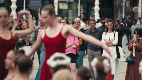 Publikum-Sieht-Sich-Balletttänzer-Beim-Straßenfest-„Cest-Is-D&#39;best“-In-Zagreb-An