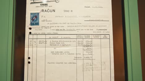 Documento-Histórico-O-Recibo-Exhibido-En-Una-Caja-Con-Marco-Verde-En-El-Museo-Del-Chocolate-De-Zagreb