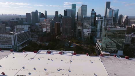 Vista-Aérea-Alrededor-Del-Parque-Discovery-Green-Y-El-Rascacielos-De-Sunny-Houston,-EE.UU.