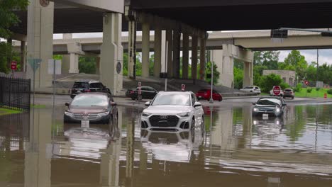 Coches-Varados-En-Las-Aguas-De-La-Inundación-Después-De-Que-El-Huracán-Beryl-Azotara-Houston,-Texas,-En-Julio.