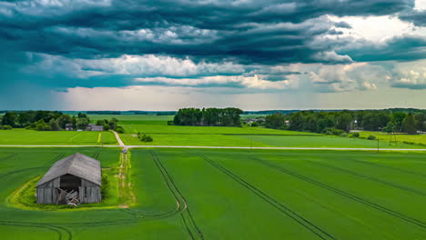 Straßenkreuzungen-In-Ländlichen-Grünen-Feldern-Landschaft