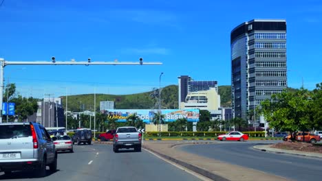 Puerto-Moresby-Capital-Ciudad-Distrito-Comercial-Tráfico-Coche-Autopista-Papua-Nueva-Guinea-Ela-Playa-Puerto-Puerto-Pequeño-Png-Hermoso-Soleado-Cielo-Azul-Mañana-Corona-Hotel-Plaza-Hilton-Coral-Mar-Adelante